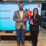 Representantes de Samsung presentan el Galaxy S26 FE durante una sesión práctica en Ecuador