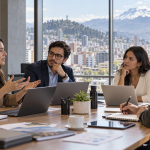Equipo de comunicación reunido en una oficina con vista a Quito; imagen ilustrativa generada con IA