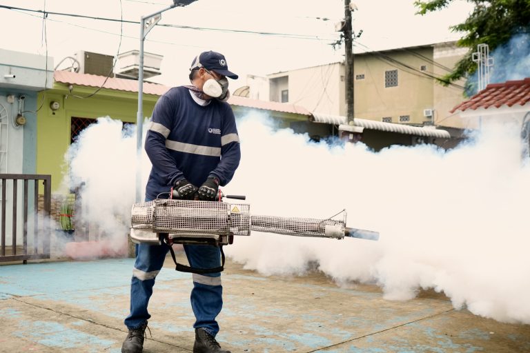 Trabajador municipal realiza fumigación en un barrio de Guayaquil