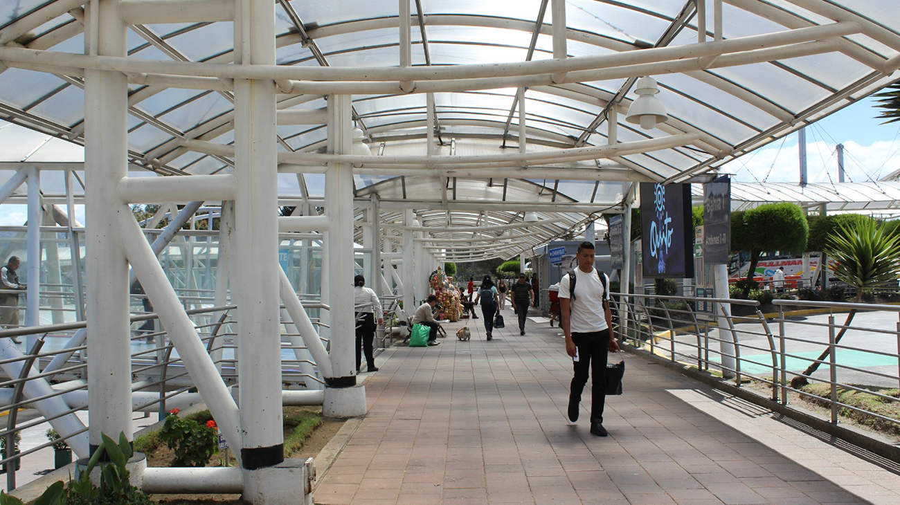 Pasajeros en las instalaciones de una terminal terrestre de Quito